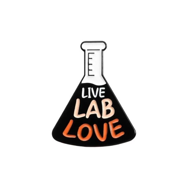 Καρφίτσα Live Lab Love εργαστηριακή φιάλη περίπου 3 x 2,3 εκ. μεταλλικό σήμα μαύρο με λευκή και πορτοκαλί επιγραφή για ρούχα σακίδιο τσάντα 1