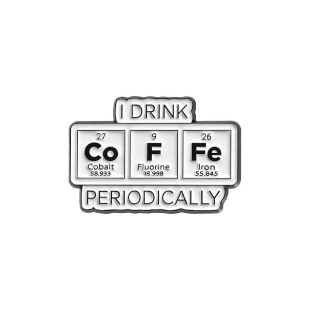 Kemiallinen rintaneula I DRINK Co F Fe PERIODICALLY noin 2 x 3 cm metallinen pinssi mustavalkoinen vaatteille reppuun laukkuun kemian teema 1