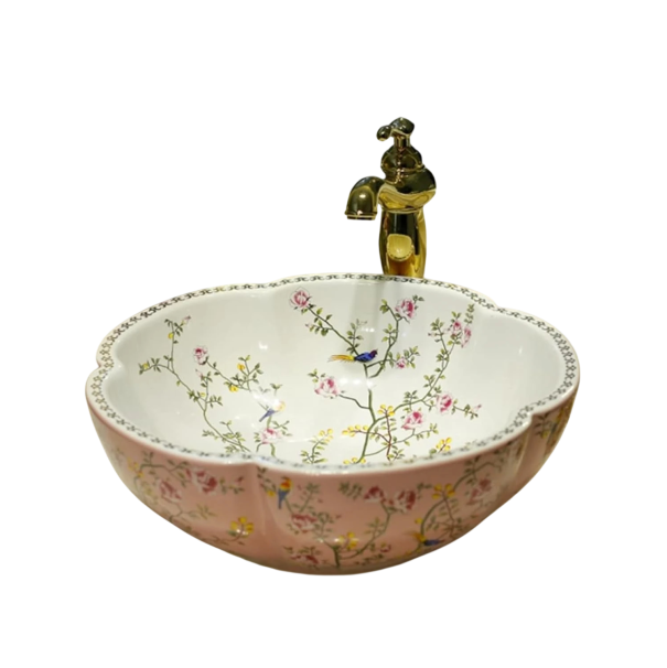 Keramické umyvadlo se zlatým kohoutkem kulaté s květinovým zdobením a růžovým vnějším okrajem v retro stylu na desku do koupelny 1