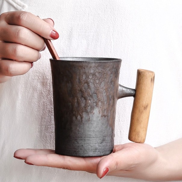 Keramisk mugg med trähandtag