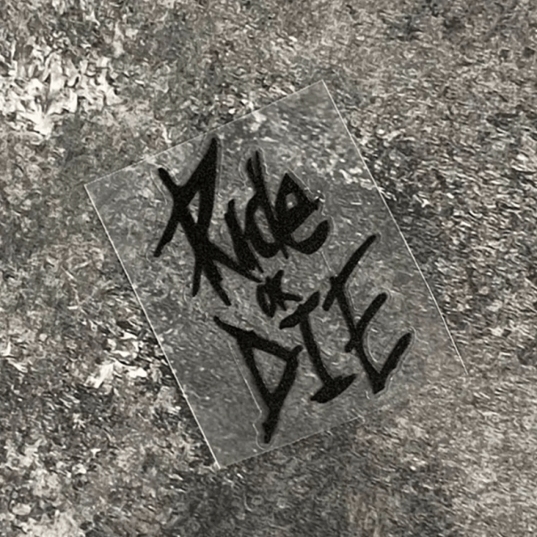 Kerékpárváz matrica 5,6 x 8 cm Ride or Die Tartós kerékpár matrica Stílusos motívum Kerékpáros kiegészítők Kerékpárváz dekoráció fekete