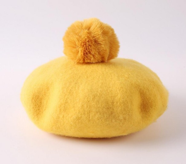 Kinderbaret met pompon geel