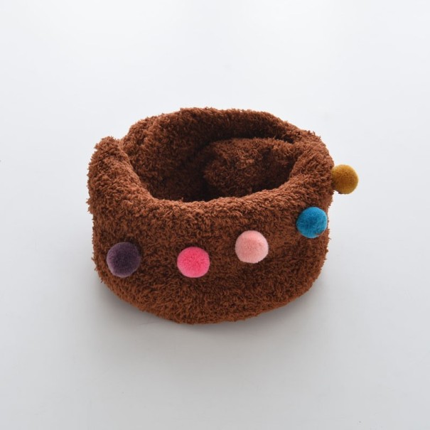 Kinderhalsdoek met pompons koffiekleur