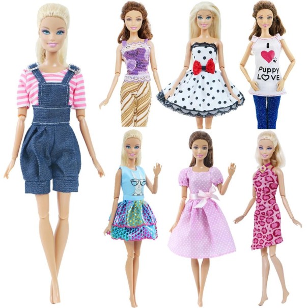 Klänningar och kläder för Barbie