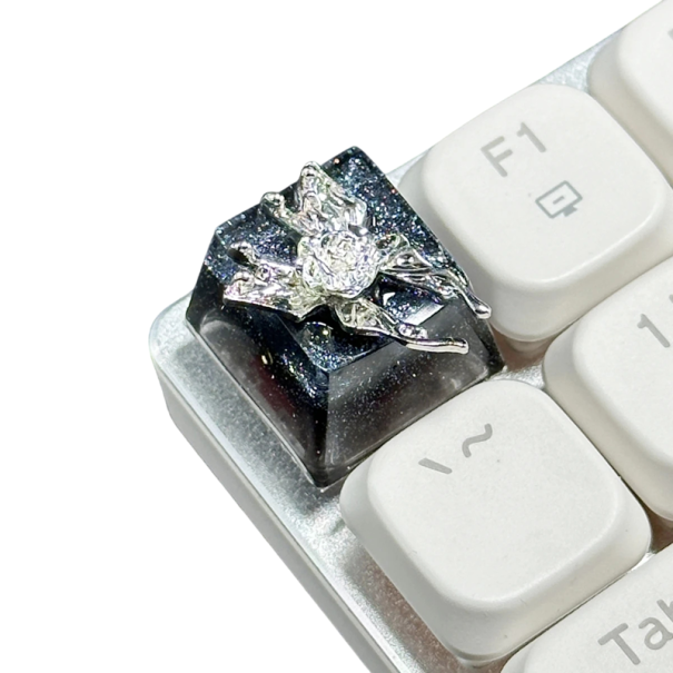 Klávesa dekorativní květina 1,8x1,8 cm kov OEM stříbrno černá pro mechanickou a herní klávesnici PC keycap artisan 1