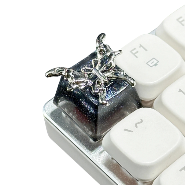 Klávesa dekorativní motýl 1,8x1,8 cm kov OEM stříbrno černá pro mechanickou a herní klávesnici PC keycap artisan 1