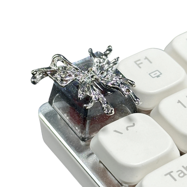 Klávesa dekorativní vážka 1,8x1,8 cm kov OEM stříbrno černá pro mechanickou a herní klávesnici PC keycap artisan 1