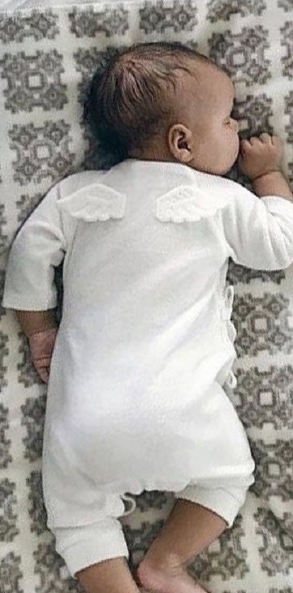Kombinezon niemowlęcy ze skrzydłami J1342 biały 12-18 miesięcy
