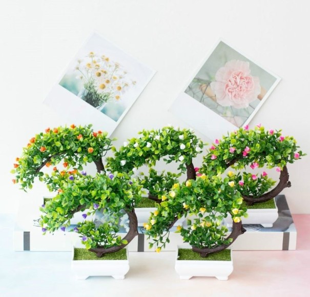 Konstgjord bonsai i en kruka