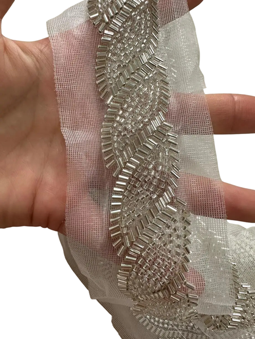 Korálková krajka se síťovinovým lemem 3 cm x 90 cm Dekorativní krajková stuha s korálky pro zdobení šatů oděvů kostýmů textilu béžova