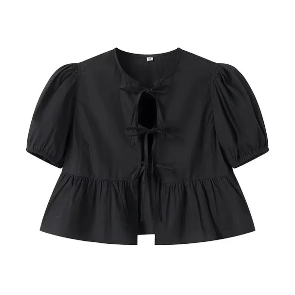 Kort damblus med knytband. Rynkad topp med volanger och puffärmar. Romantisk stil. Sommarblus med låg midja och halsringning. svart XS