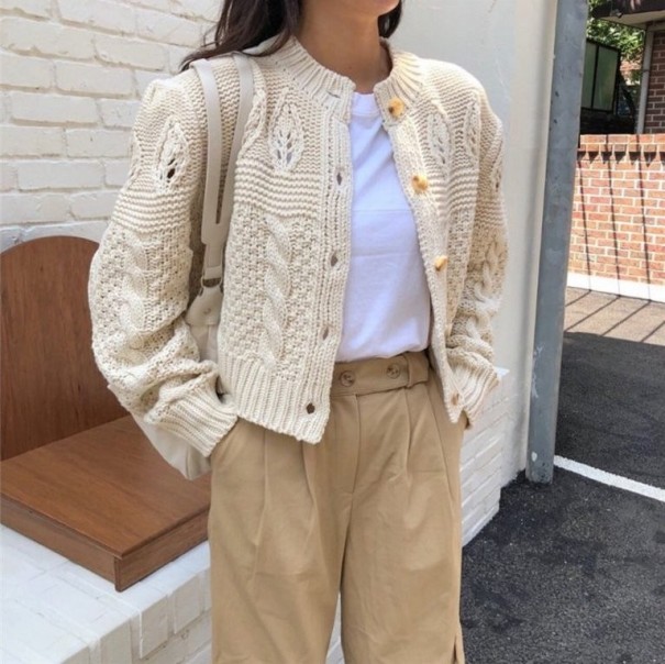 Kort strikket sweater til kvinder G336 beige