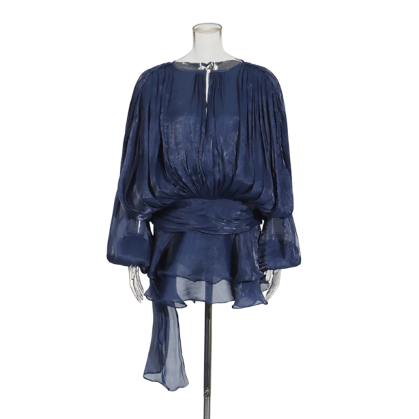 Korte jurk met ballonmouwen en strikbandje bij de hals. Geplooide rok met wikkeleffect. Licht vloeiend materiaal. Elegante mini-jurk. donkerblauw L