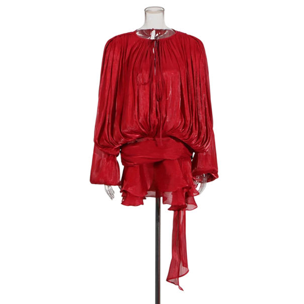 Korte jurk met ballonmouwen en strikbandje bij de hals. Geplooide rok met wikkeleffect. Licht vloeiend materiaal. Elegante mini-jurk. rood L