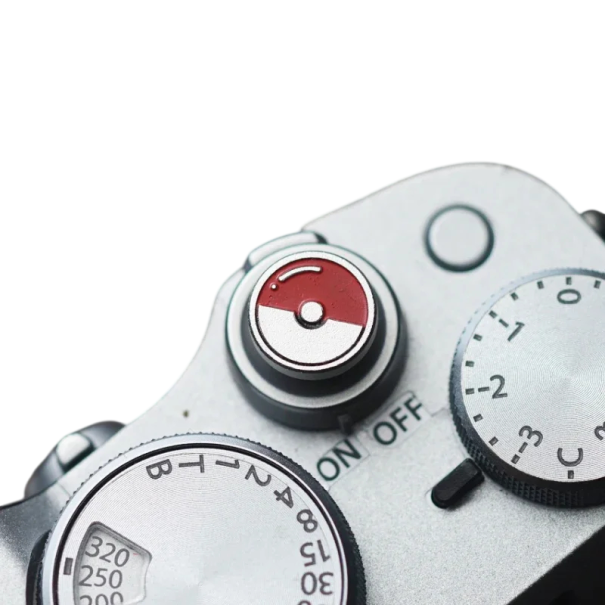Kovové fény gomb 1,5 cm Kerek ezüst Pokémon mintával Sony A7C2, Fujifilm XT50, X100VI, Xhalf, XM5, XE4, Nikon ZF és Leica 1