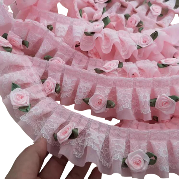Krajková látka s volánky a růžemi 4 cm x 91 cm Směs polyesteru a bavlny dekorativní krajka pro zdobení šatů oděvů a doplňků růžová