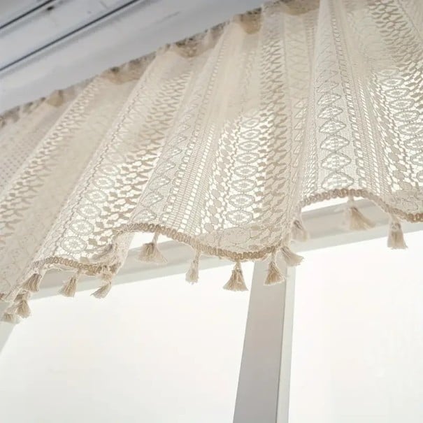 Krátká záclonka se střapci 150x45 cm polyester béžová s ažurovým ornamentem do kuchyně, kavárny i venkovského interiéru 1