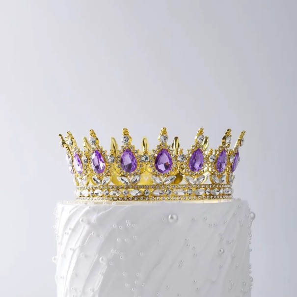Kultainen kruunu kakkuun 12,5 x 5,3 cm Värikkäitä kiviä syntymäpäiväkakun koristeluun elegantti design prinsessajuhlat violetti