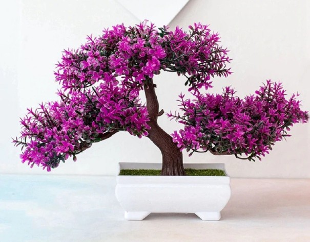 Kunstig bonsai i en potte lilla