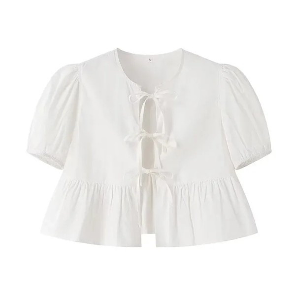 Kurze Damenbluse mit Bindebändern. Gerafftes Oberteil mit Rüschen und Puffärmeln. Romantischer Stil. Sommerbluse mit niedriger Taille und Ausschnitt. weiß M
