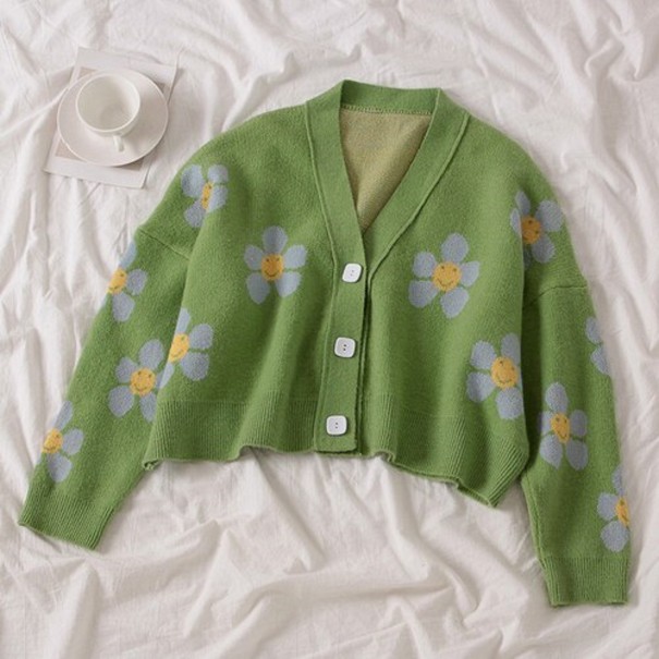 Kurzer Damenpullover mit Blumen grün