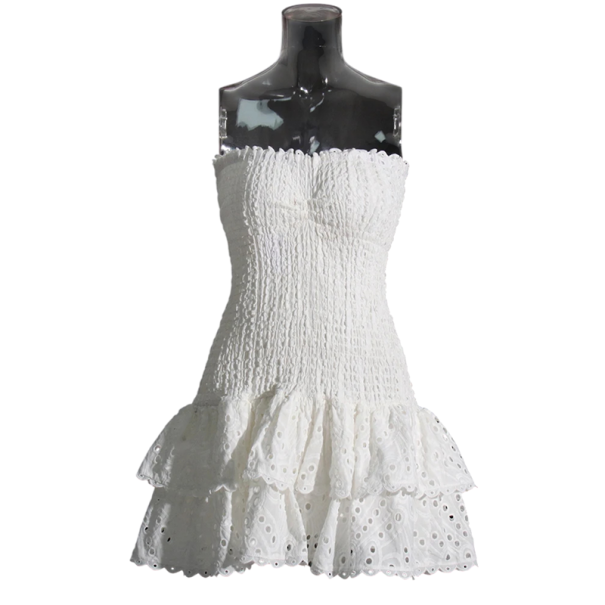 Kurzes trägerloses Sommerkleid mit gerafftem Oberteil und Rüschenrock. Gestickte Details und elastischer Schnitt für eine bequeme Passform. weiß M