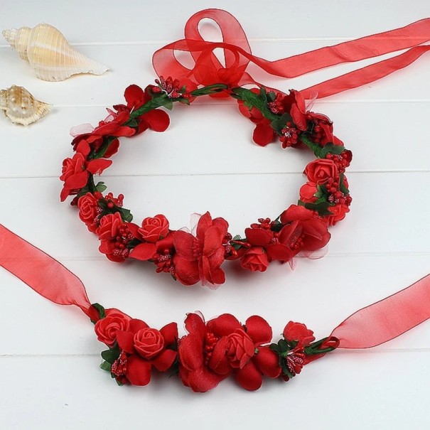 Květinová koruna do vlasů Růže a plné květy Elegantní přírodní kompozice se zavazovací stuhou Romantická vlasová ozdoba červená
