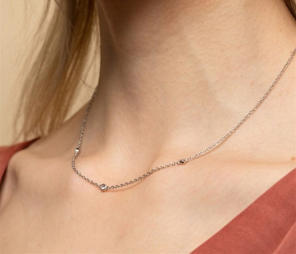 Kvinnors delikat halsband med stenar