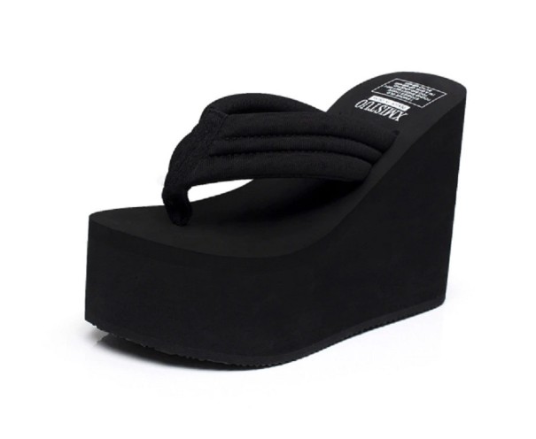 Kvinnors flipflops på en hög plattform