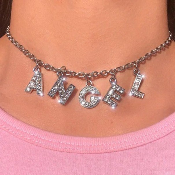 Kvinnors halsband med bokstäver
