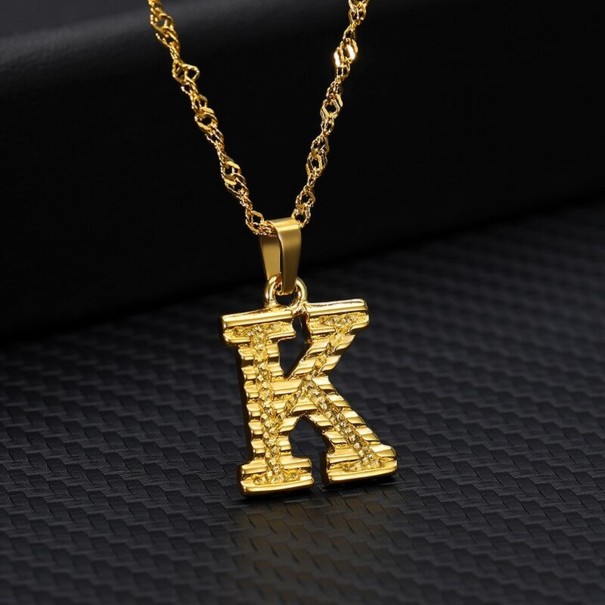 Kvinnors halsband med en bokstav K