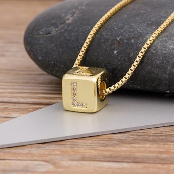 Kvinnors halsband med en bokstav på en kub L