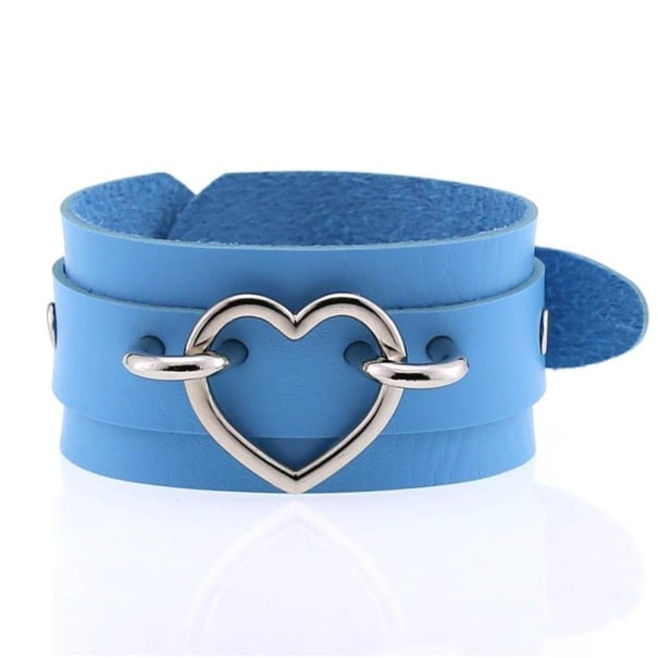 Läderarmband med hjärta ljusblå