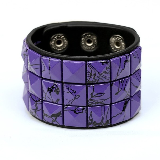 Läderarmband med pyramider