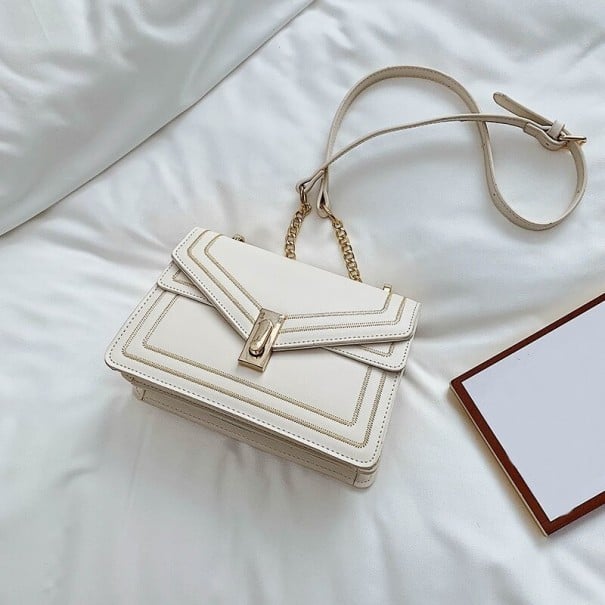 Ladies' crossbody bag with an envelope flap and contrasting stitching Chain strap with buckle Metal fastening PU leather 21 x 14 x 7.5 cm cream