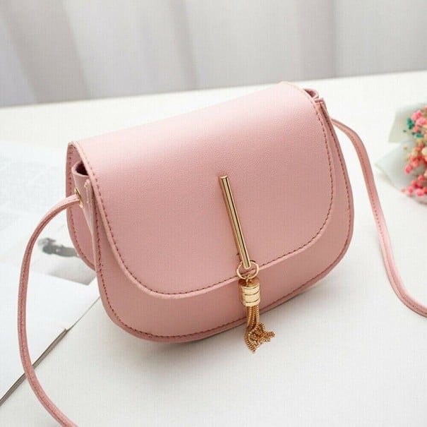 Ladies' crossbody handbag in saddle shape with flap Metallic pendant with tassel made of chains Thin long strap PU leather Dimensions 18 x 13 x pink
