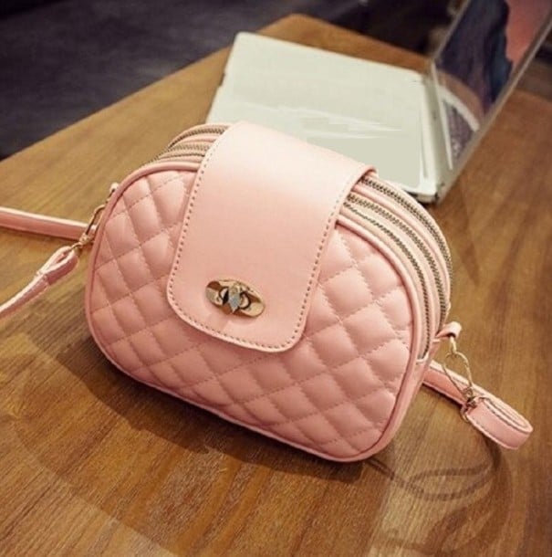 Ladies' crossbody handbag with diamond quilt pattern Three zip compartments Flap with rotating clasp PU leather 21 x 15 x 8 cm pink