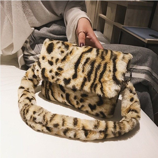 Ladies' Faux Fur Handbag M1080 2