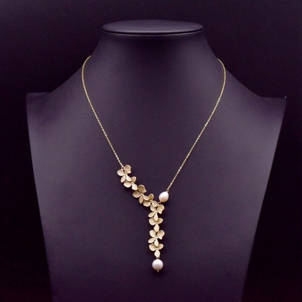 Ladies' Necklace with Flowers and Pearls 1