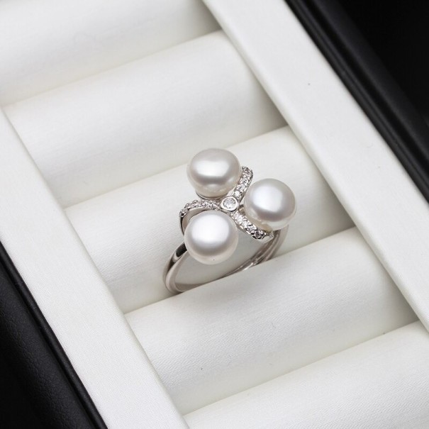 Ladies' Ring with Pearls 2