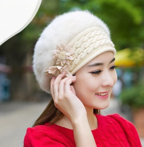 Ladies' Winter Beret with Flowers J852 white