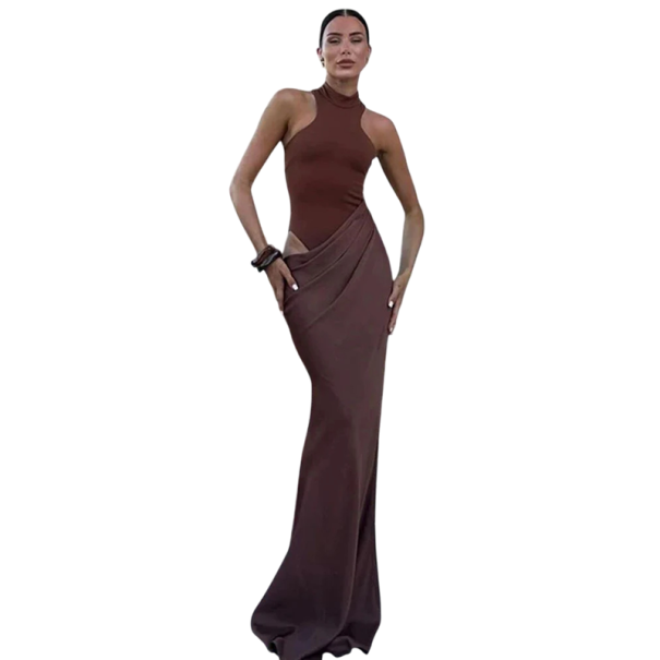 Lång aftonklänning i satäng med hög krage och exponerade höfter Body top Figursydd snitt Elegant brun klänning med band brun M