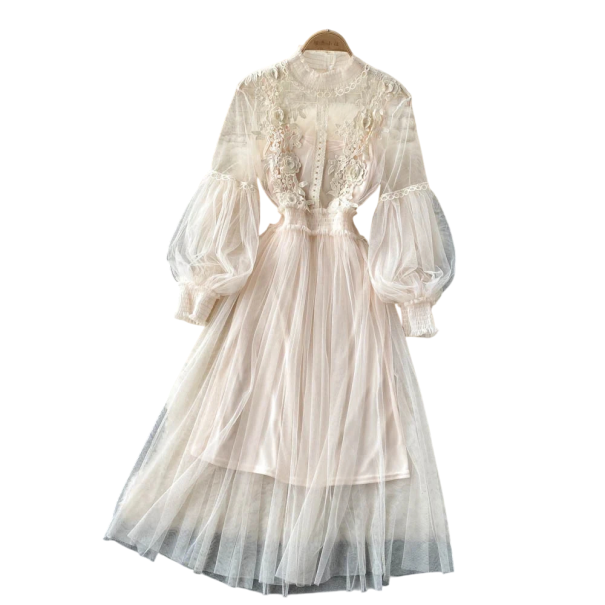 Lang blå kjole med blondebroderi og tylærmer Elegant todelt outfit med glat bund til midt på læggen beige