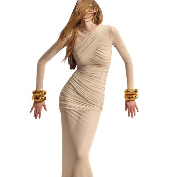 Lang transparent kjole med asymmetrisk plissering Gennemsigtige ærmer og lag-på-lag-effekt Tætsiddende snit Elegant aftenkjole til modige kvinder beige M