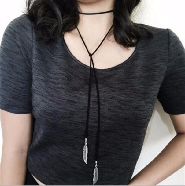 Lange choker ketting met veer zilver