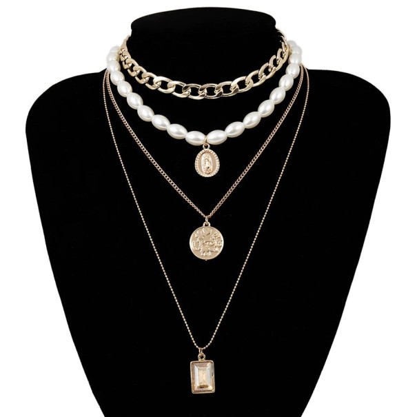 Lange damesketting met parels 1