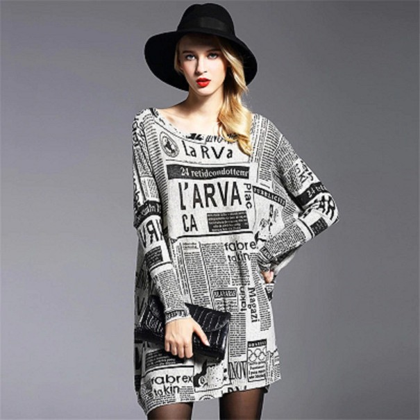 Langer Damenpullover mit Zeitungsdruck 1