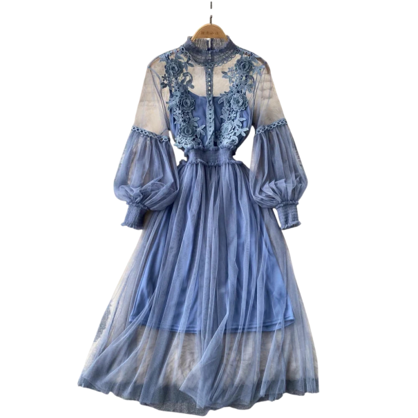 Langes blaues Kleid mit Spitzenstickerei am Oberteil und Tüllärmeln. Elegantes zweiteiliges Outfit mit einer glatten Unterschicht bis zur Mitte der Wade. blau