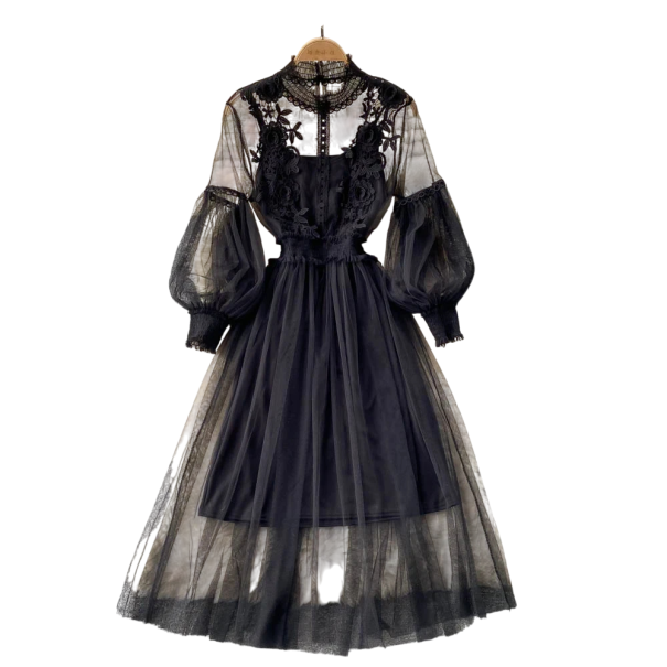 Langes blaues Kleid mit Spitzenstickerei am Oberteil und Tüllärmeln. Elegantes zweiteiliges Outfit mit einer glatten Unterschicht schwarz