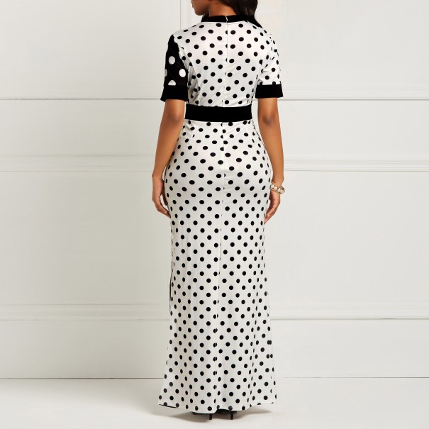 Langes schwarz-weißes Damenkleid mit Tupfen